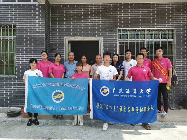 贫困学生杨淑仪家访合照.jpg