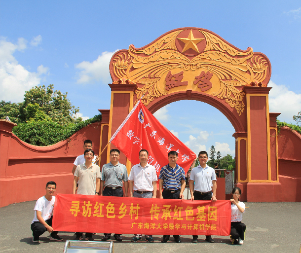 彭书记和我校社会实践团队合影.jpg