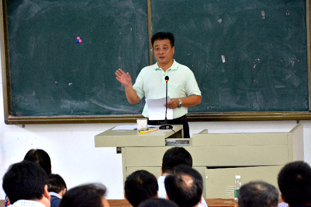 陈进军主持会议并做学院学期工作总结.JPG