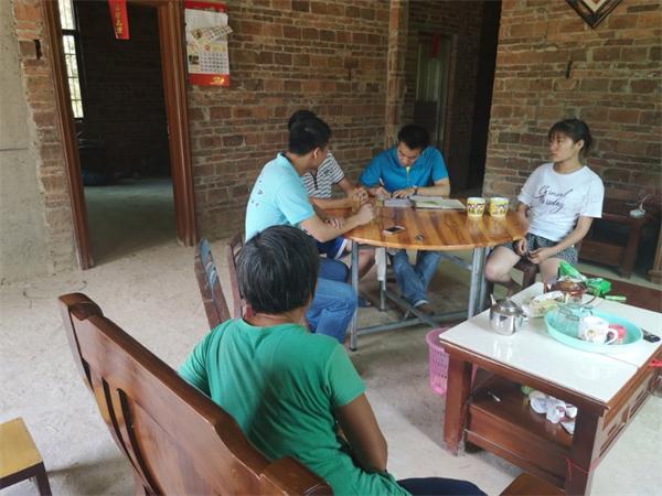 长坡镇走访贫困学生（受访学生（男）已遮挡，不泄露学生隐私）1.jpg