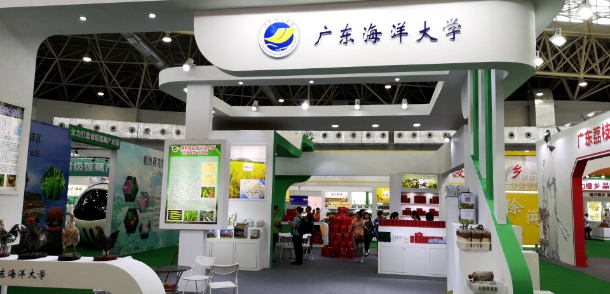 1我校农博会展示区.jpg
